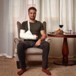 Homme-bras-casse-livraison-repas-a-domicile